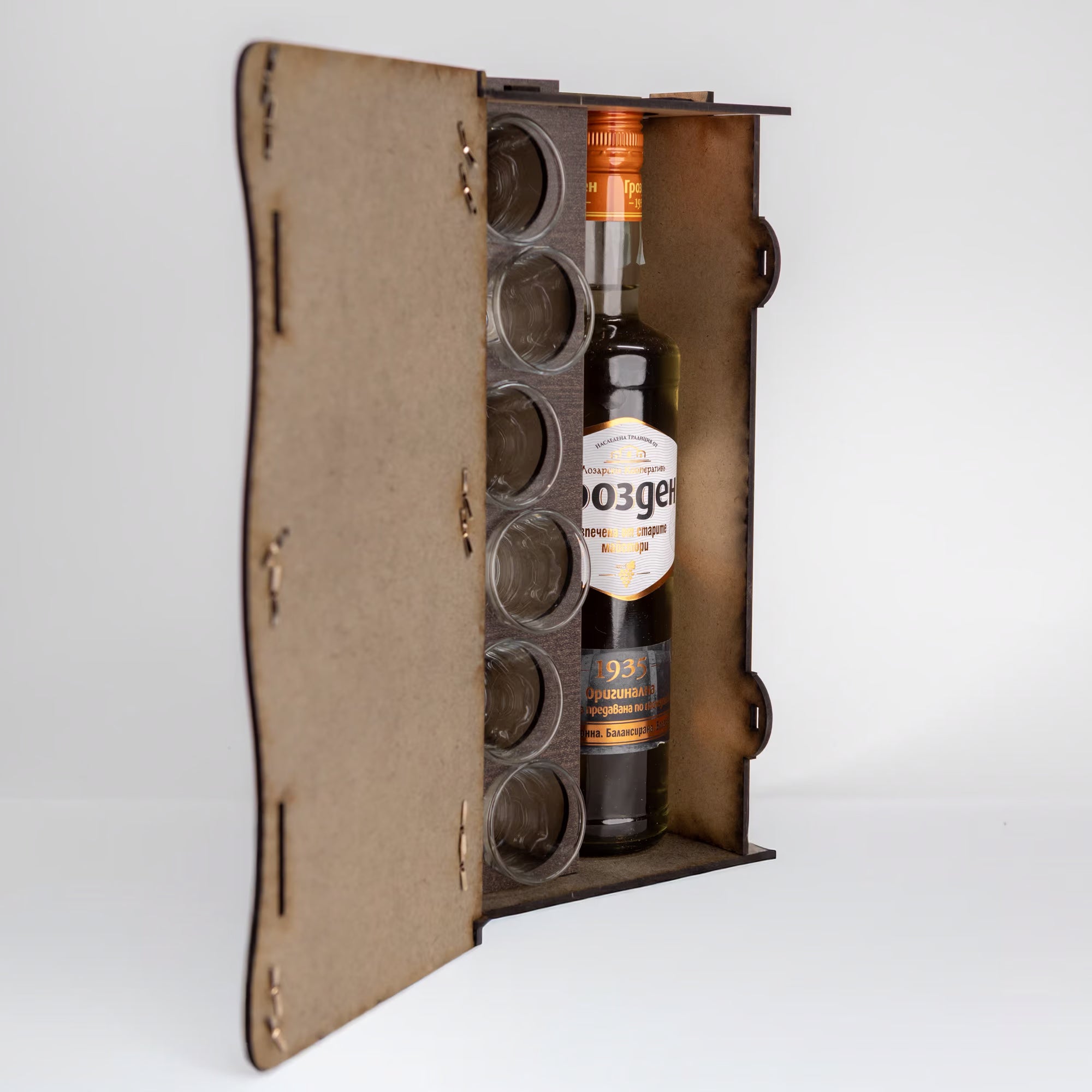 Книга с ракия и 6 шота гравирана