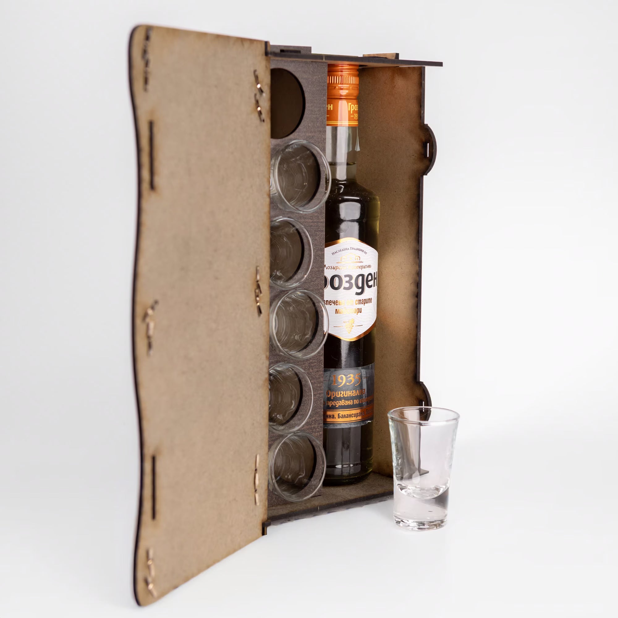 Книга с ракия и 6 шота гравирана