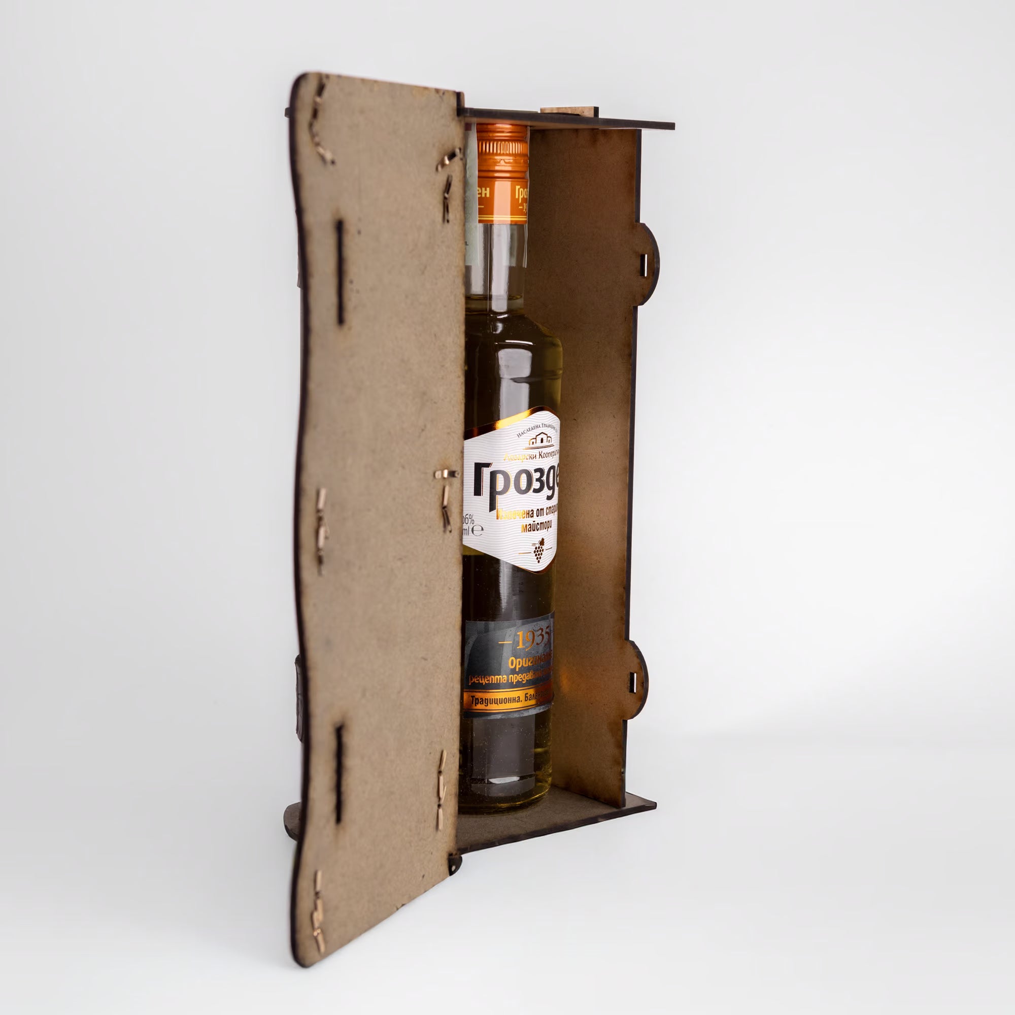 Книга с ракия гравирана